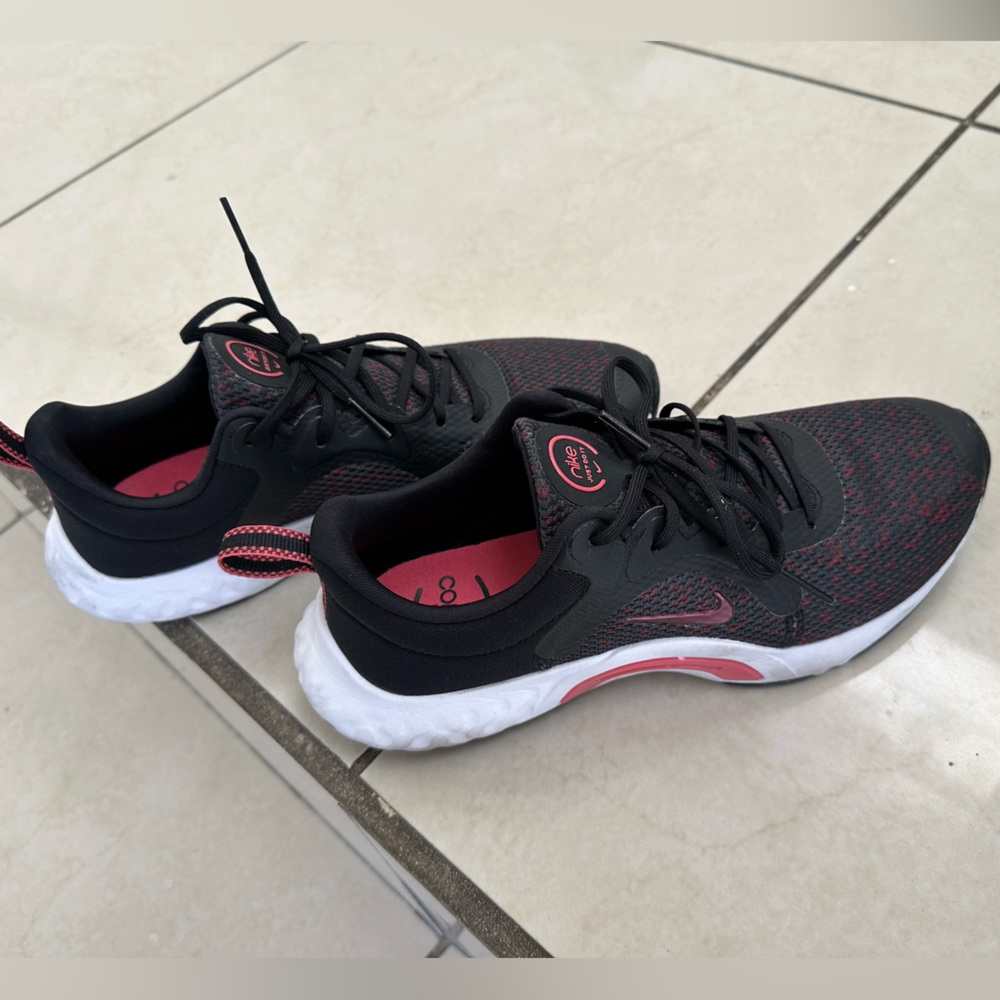 NIKE RENEW in season size 7.5!